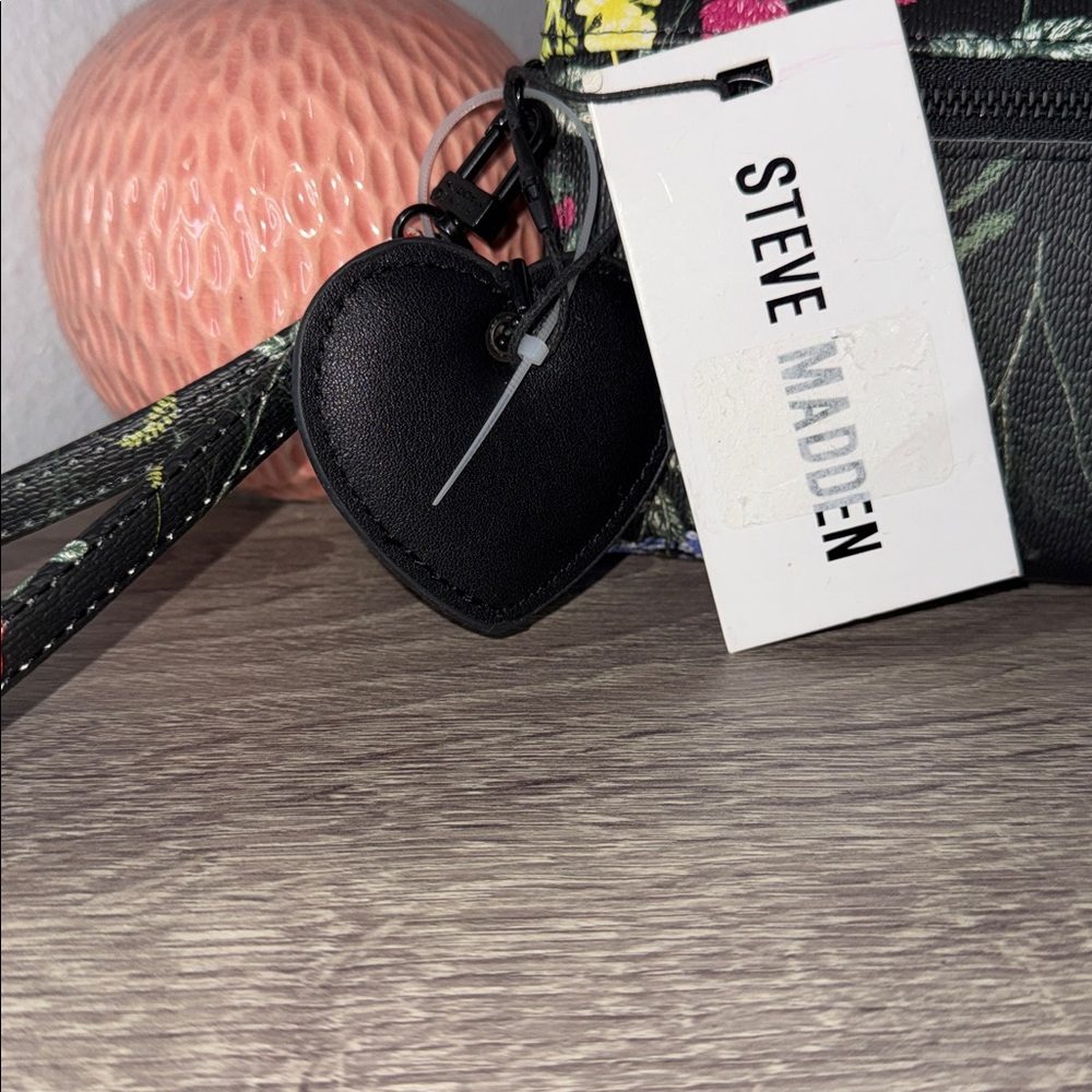 Steve Madden Bkrissy Black Floral Trifold Wristlet - Picture 4 of 14